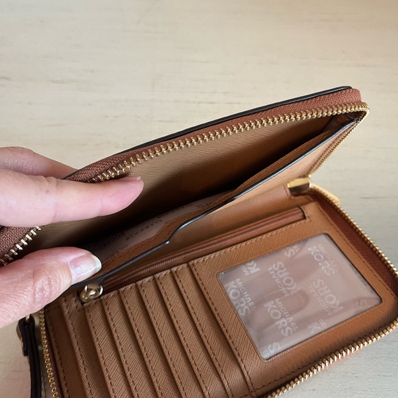 Michael Kors Jet Set Travel Chain Shoulder Bag and Matching Wallet - Picture 6 of 7